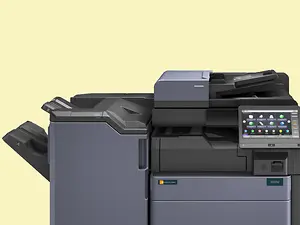 Anschnitt eines Triumph-Adler Multifunktionsprinters vor gelbem Hintergrund